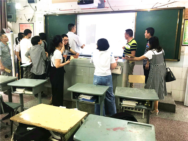 蓬溪中学初中部教师参加电子白板培训活动