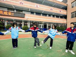 弘扬雷锋精神 暖童心 伴成长｜我校团员志..